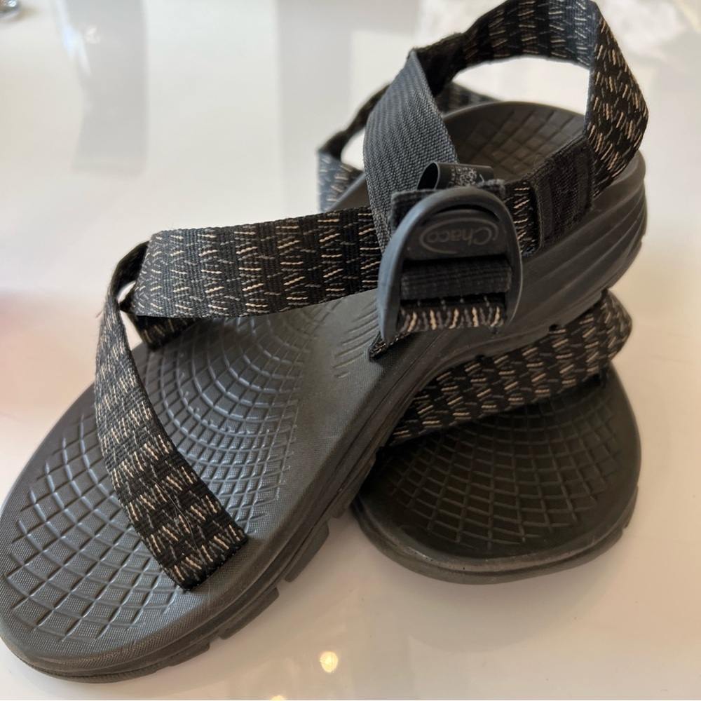 Chaco  Men’s Classic Sandals in theLair Black and Gray colorway Size 8